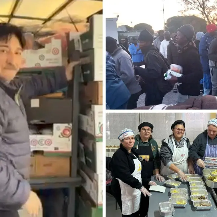 Pranzi, coperte e abiti ai migranti della tendopoli:\u00A0«Per loro non c'è Natale, non hanno neanche gli occhi per piangere»