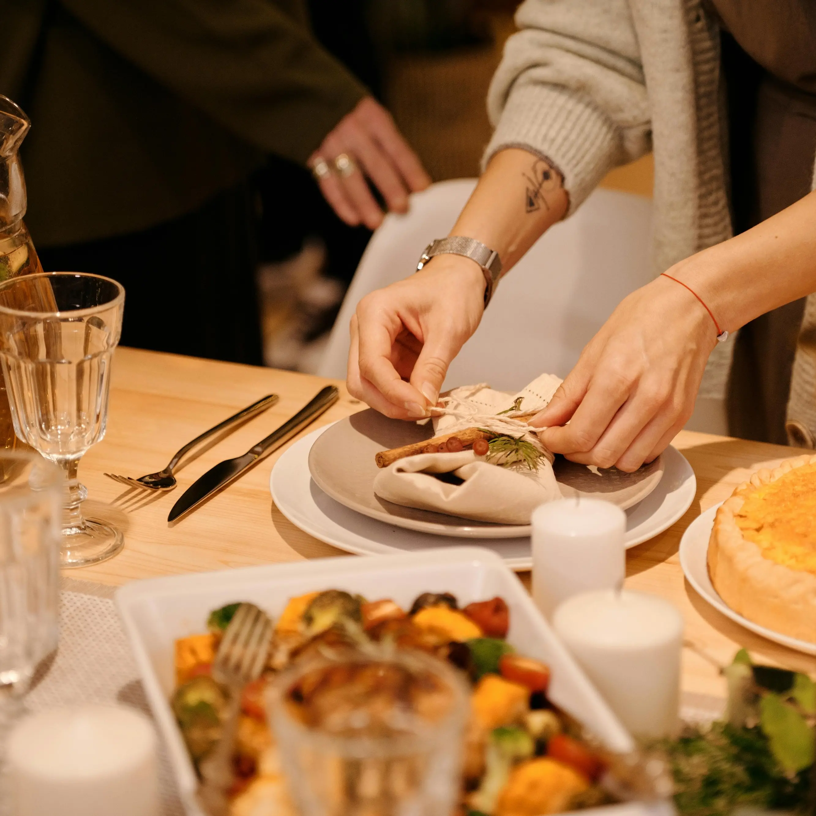 Pranzi e cenoni di Natale e Capodanno, i rincari mordono ma gli italiani non rinunciano al piacere della tavola\n