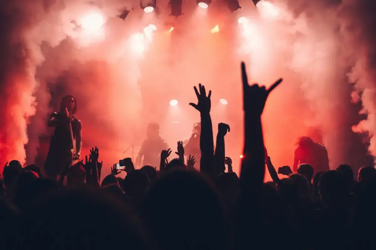 NON C’E’ NENTI |\u00A0Nel weekend prima di Natale l'imbarazzo della scelta: da Finardi al genio di Versace e Morricone\n