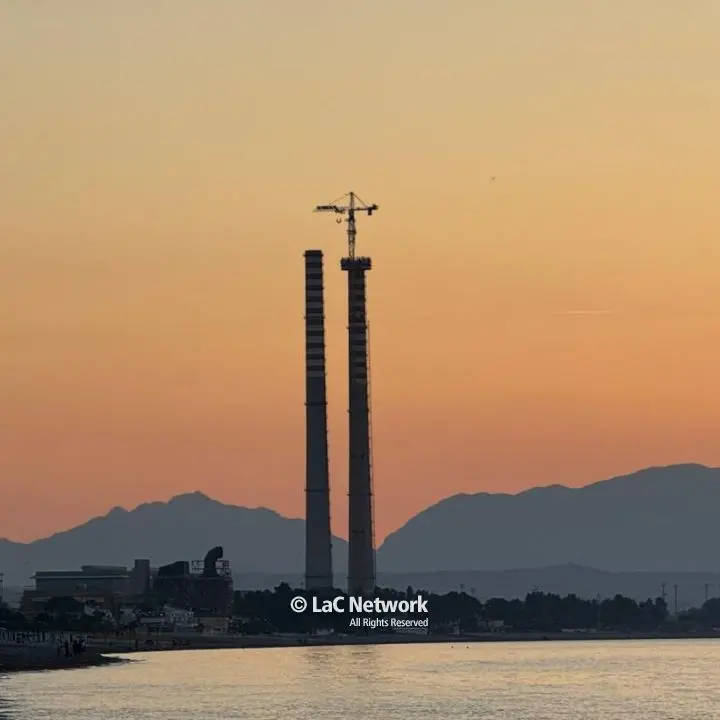 Centrale Enel Corigliano Rossano, futuro incerto (con vista sul lungomare):\u00A0ripresa dopo un anno la demolizione delle ciminiere\n