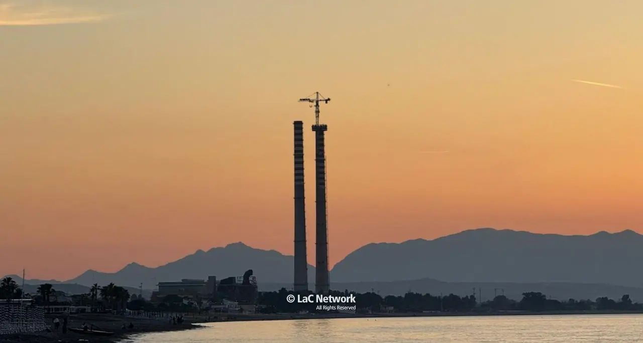 Centrale Enel Corigliano Rossano, futuro incerto (con vista sul lungomare):\u00A0ripresa dopo un anno la demolizione delle ciminiere\n