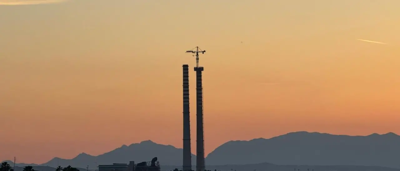 Centrale Enel Corigliano Rossano, futuro incerto (con vista sul lungomare):\u00A0ripresa dopo un anno la demolizione delle ciminiere\n