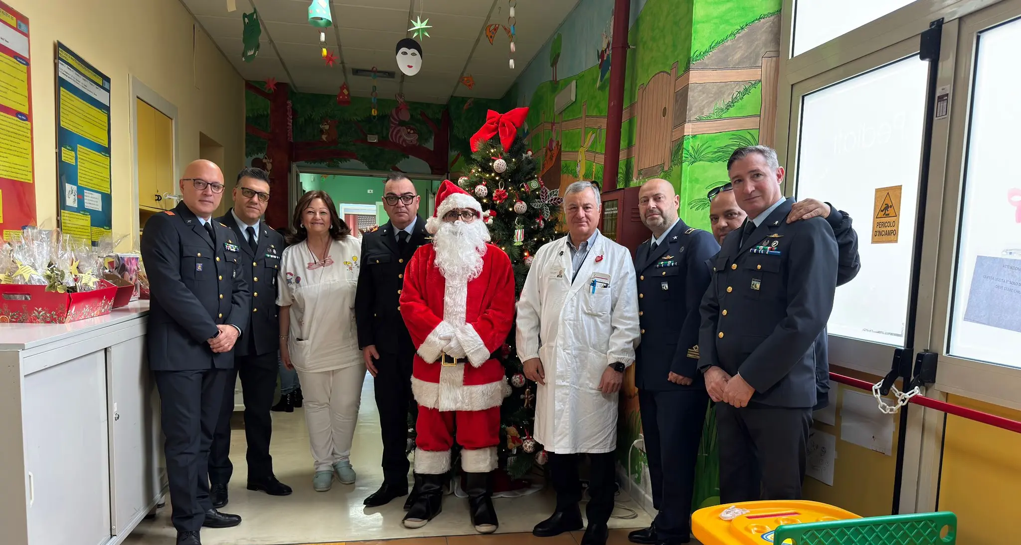 Sorpresa all’Annunziata di Cosenza: l’Aeronautica Militare porta doni ai piccoli pazienti