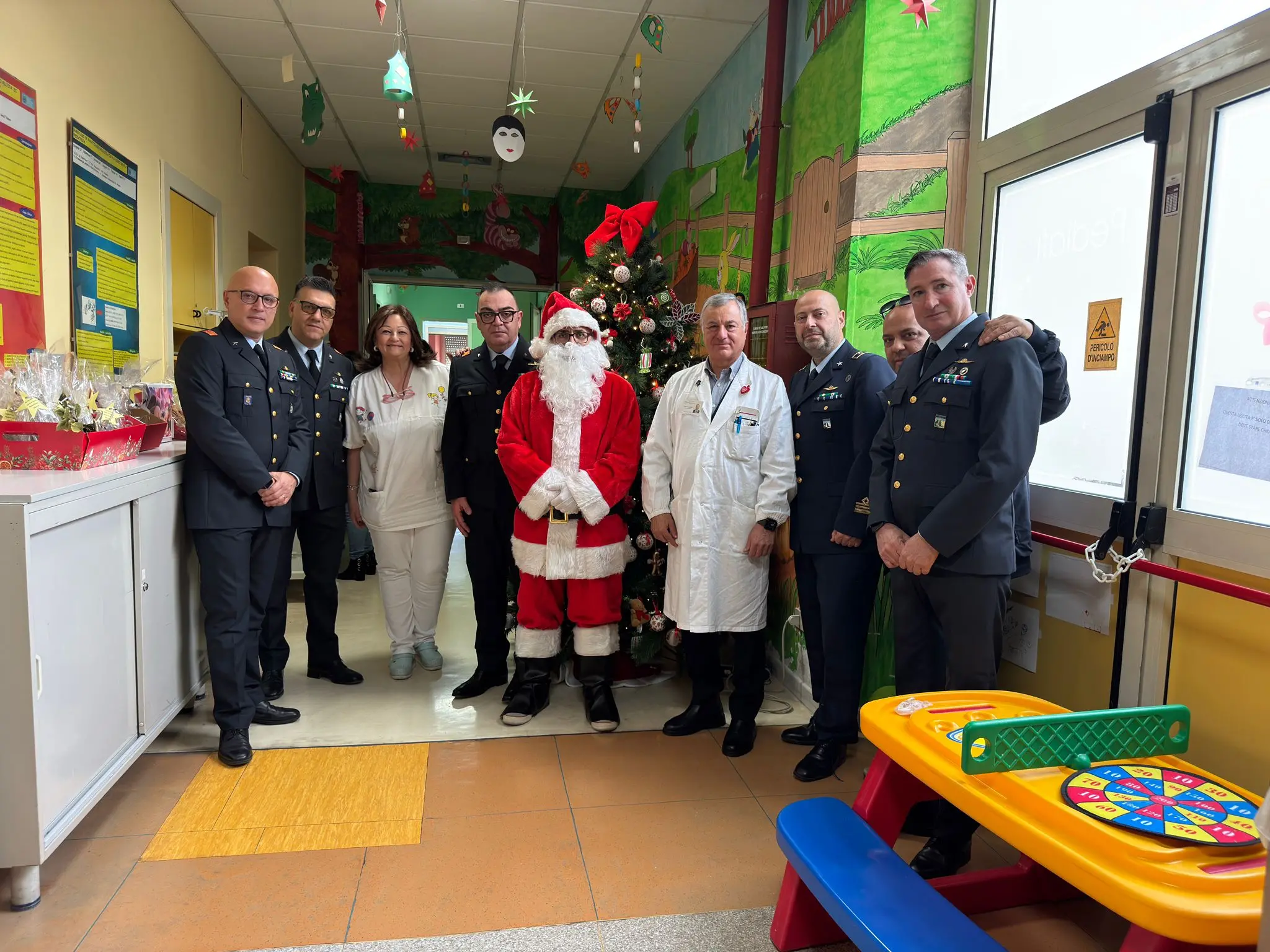 Sorpresa all’Annunziata di Cosenza: l’Aeronautica Militare porta doni ai piccoli pazienti