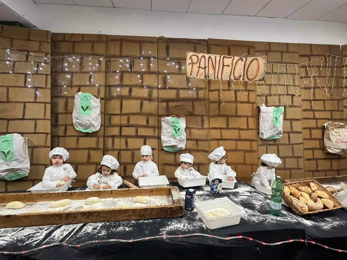 La magia del Natale alla scuola Infanzia2000 con il presepe vivente\n