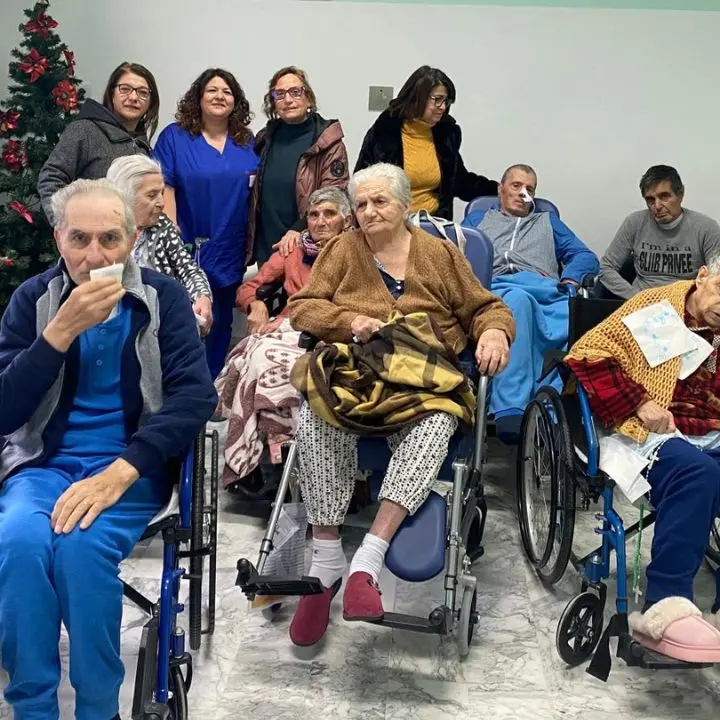 Soriano, la Pro Loco fa visita agli anziani in vista del Natale: «Scambio reciproco di umanità che dà\u00A0valore alla festa»\n