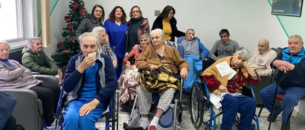 Soriano, la Pro Loco fa visita agli anziani in vista del Natale: «Scambio reciproco di umanità che dà\u00A0valore alla festa»\n