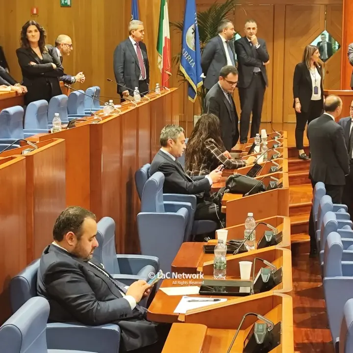 Emergenza medici e reparti a rischio,\u00A0la legge per uscire dalla crisi passa all’unanimità. Occhiuto: qui anche buona sanità\n