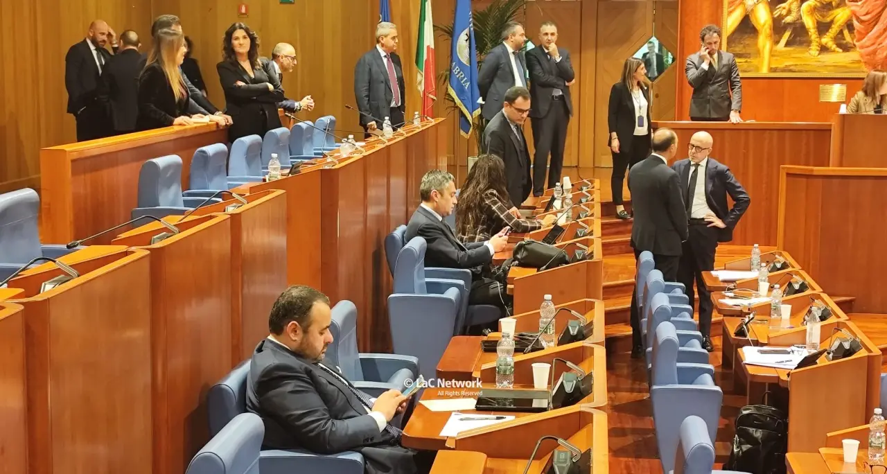 Emergenza medici e reparti a rischio,\u00A0la legge per uscire dalla crisi passa all’unanimità. Occhiuto: qui anche buona sanità\n