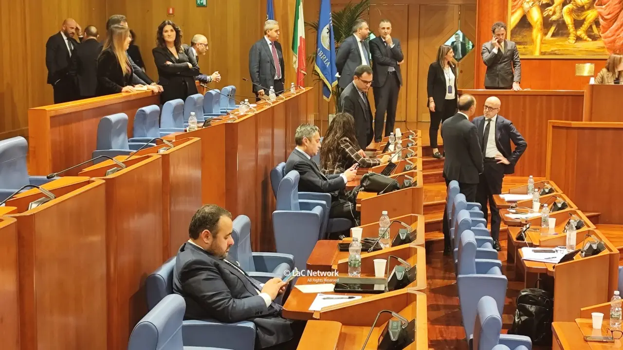 Emergenza sanità,\u00A0approvata all’unanimità la legge per riportare medici pensionati in corsia. Occhiuto: qui anche buona sanità\n