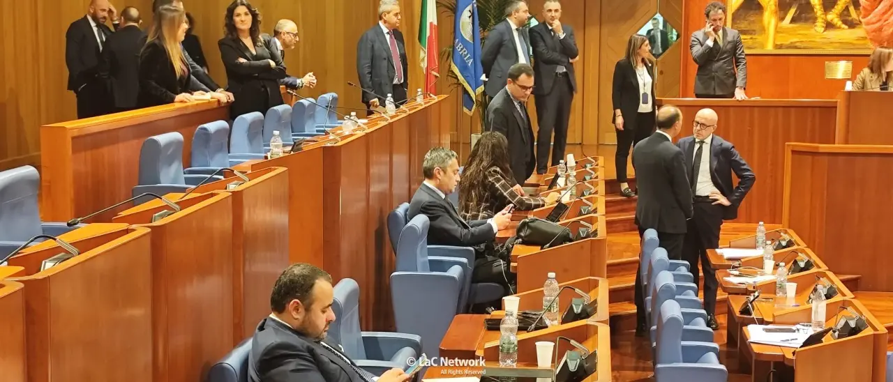 Emergenza sanità,\u00A0approvata all’unanimità la legge per riportare medici pensionati in corsia. Occhiuto: qui anche buona sanità\n