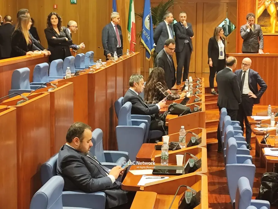 Emergenza sanità, approvata all’unanimità la legge per riportare medici pensionati in corsia. Occhiuto: qui anche buona sanità