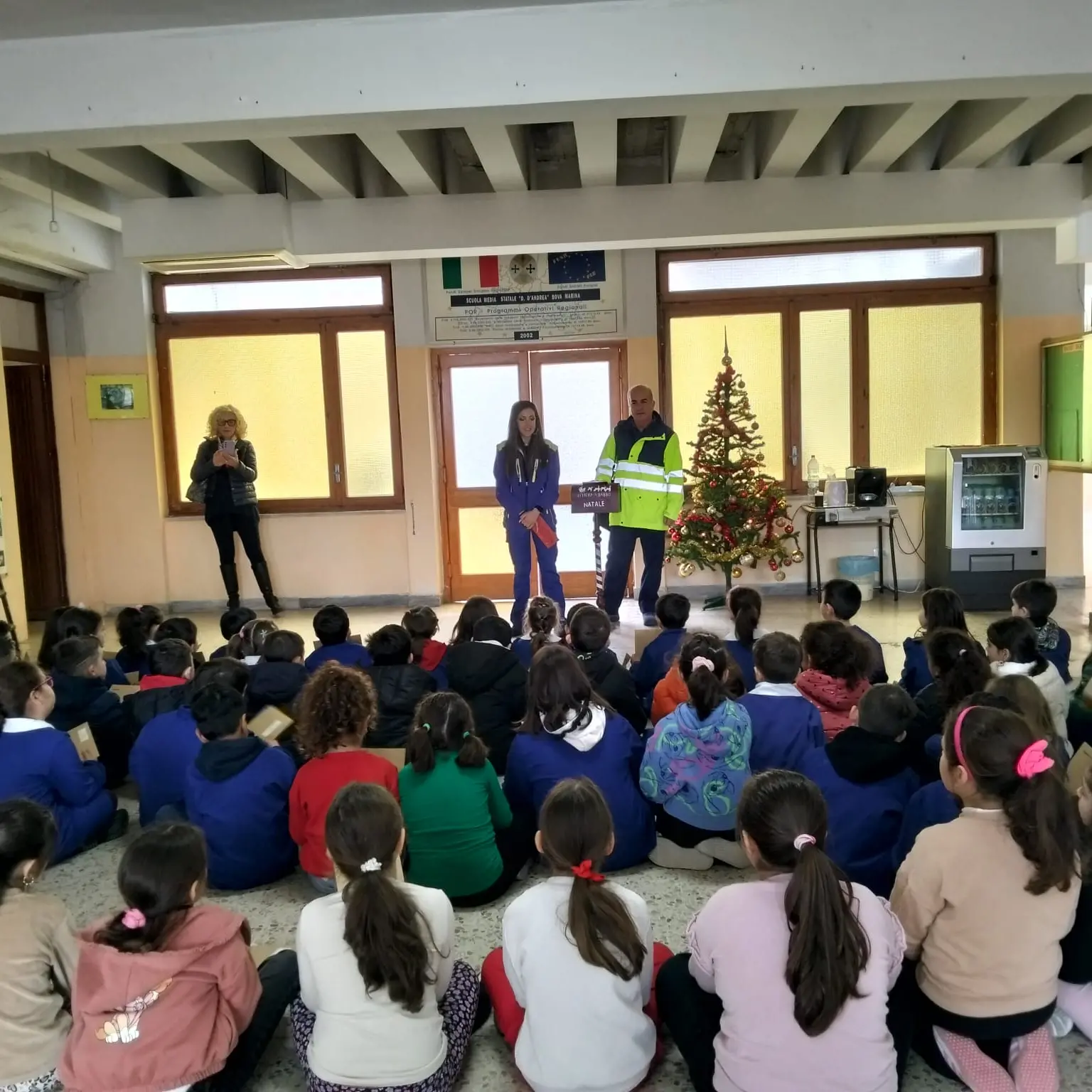 A Bova Marina i portalettere a scuola\n\nper ritirare le letterine di Babbo Natale\n