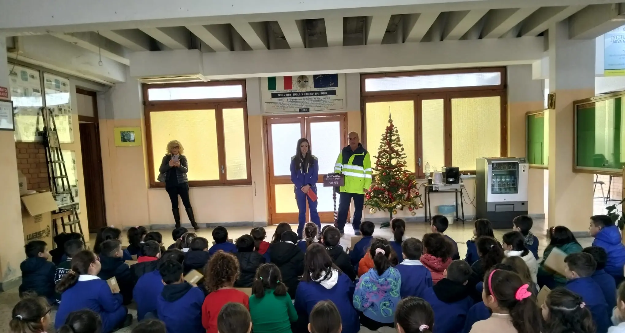 A Bova Marina i portalettere a scuola\n\nper ritirare le letterine di Babbo Natale\n