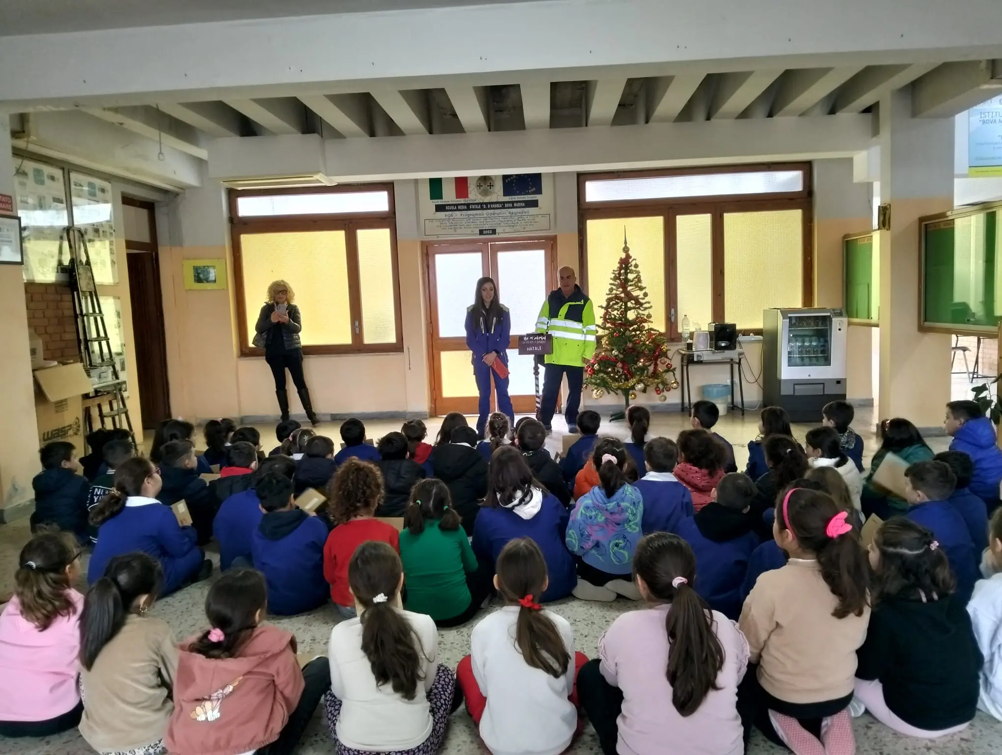 A Bova Marina i portalettere a scuola\n\nper ritirare le letterine di Babbo Natale\n