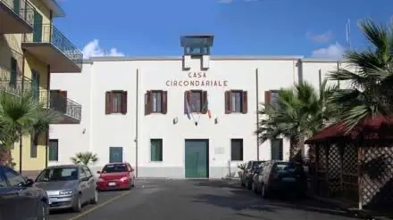 Locri, due detenuti evadono dal carcere: uno rintracciato nei pressi dell’ospedale\n
