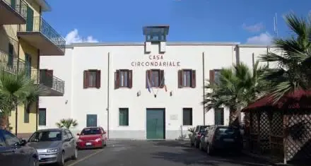 Due detenuti scavalcano il muro di cinta ed evadono dal carcere di Locri, uno è stato rintracciato