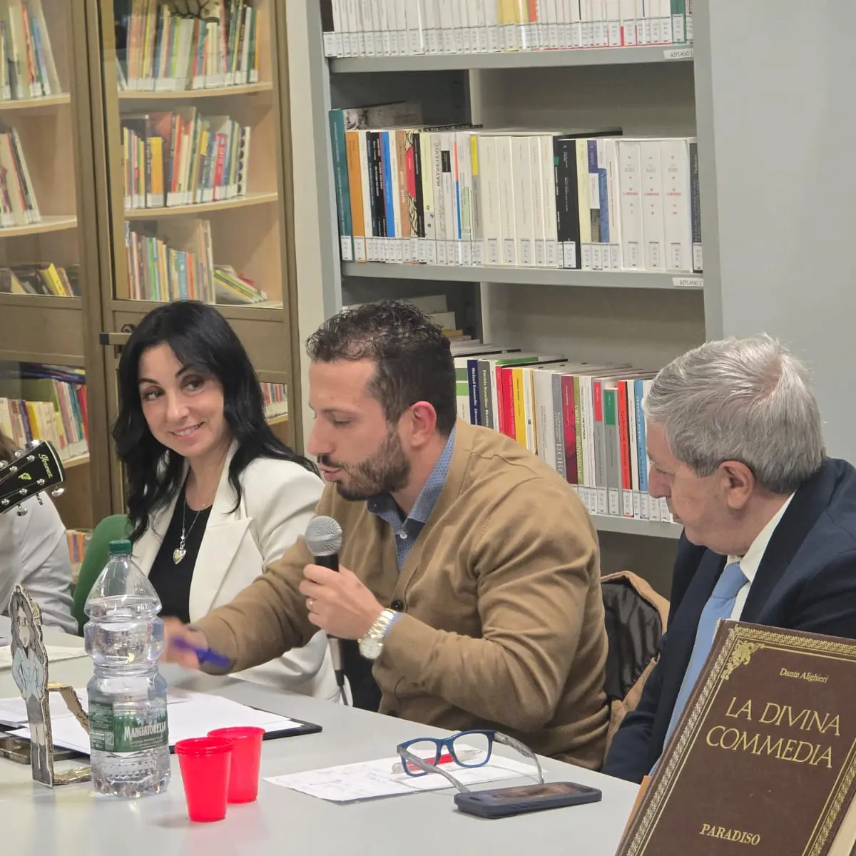 Da Dante a Leopardi, l’amore che non si può dire: folla alla biblioteca “Le Generazioni Future”\n