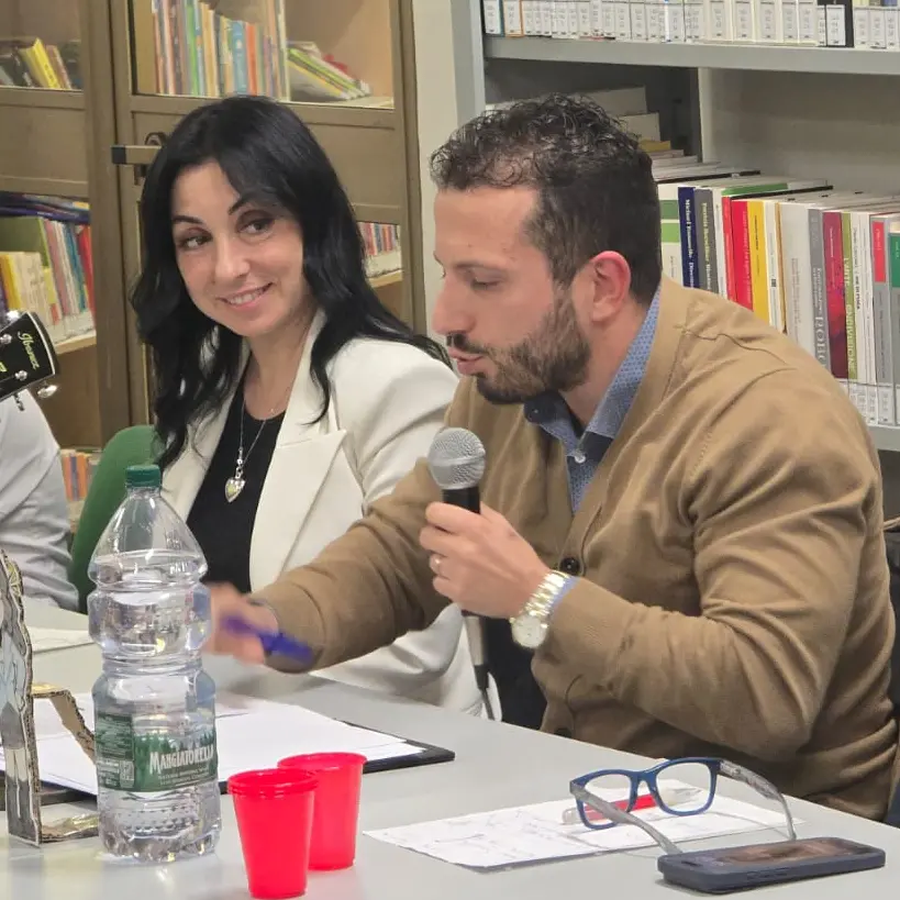 Da Dante a Leopardi, l’amore che non si può dire: folla alla biblioteca “Le Generazioni Future”\n