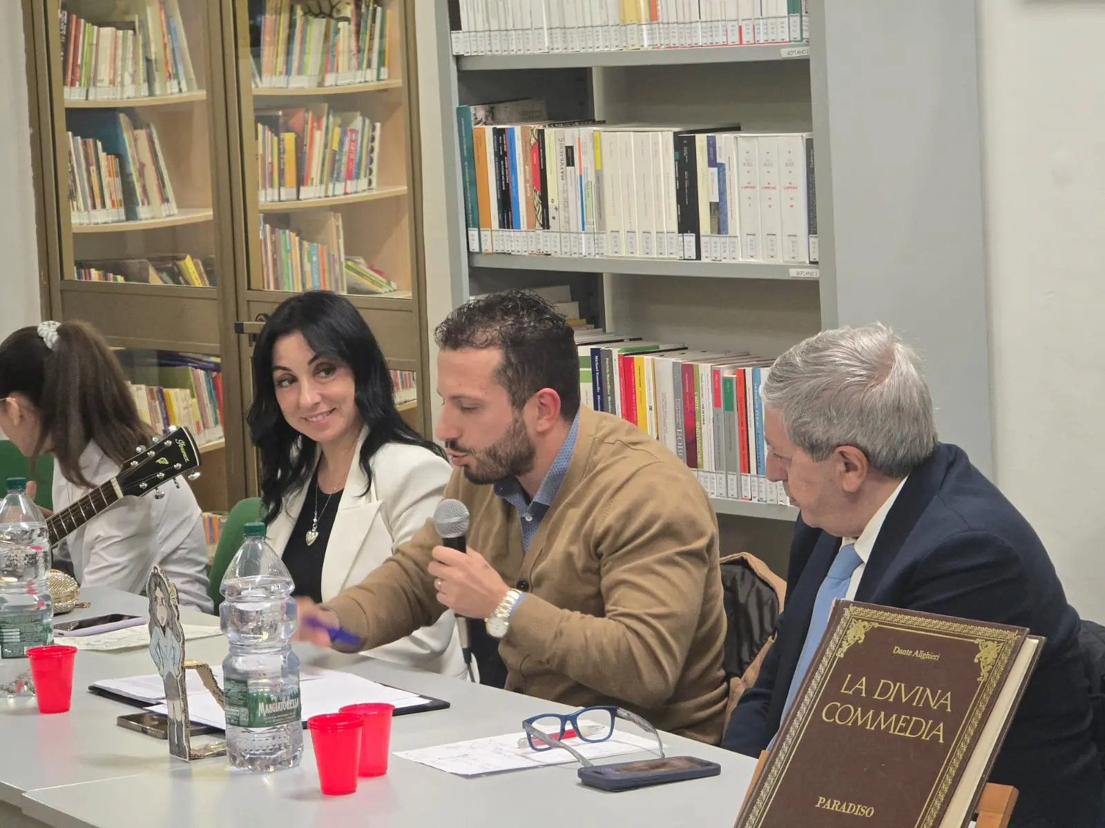 Da Dante a Leopardi, l’amore che non si può dire: folla alla biblioteca “Le Generazioni Future”\n