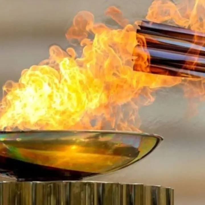 La Fiamma Olimpica attraversa Cosenza: città pronta a vivere un giorno simbolico\n