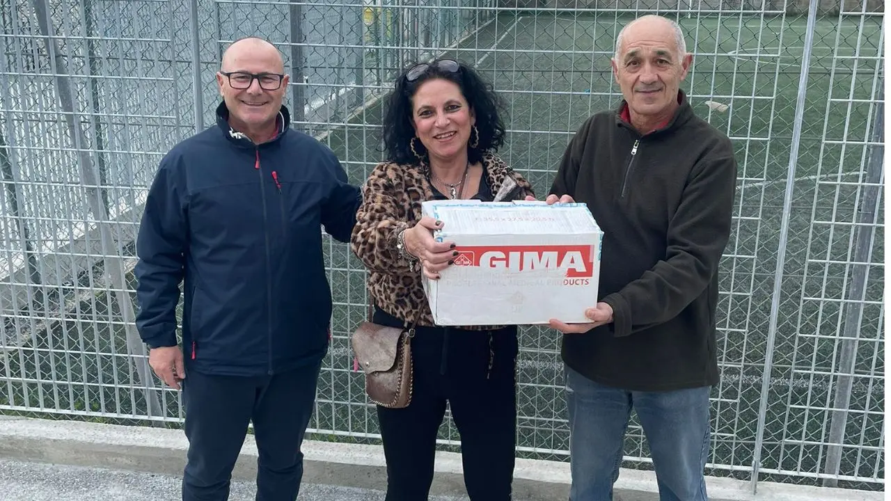 Memorial Gabriele e Matteo, donato un defibrillatore al campo di Bivona: «Nel loro nome uno strumento in più per salvare vite»\n