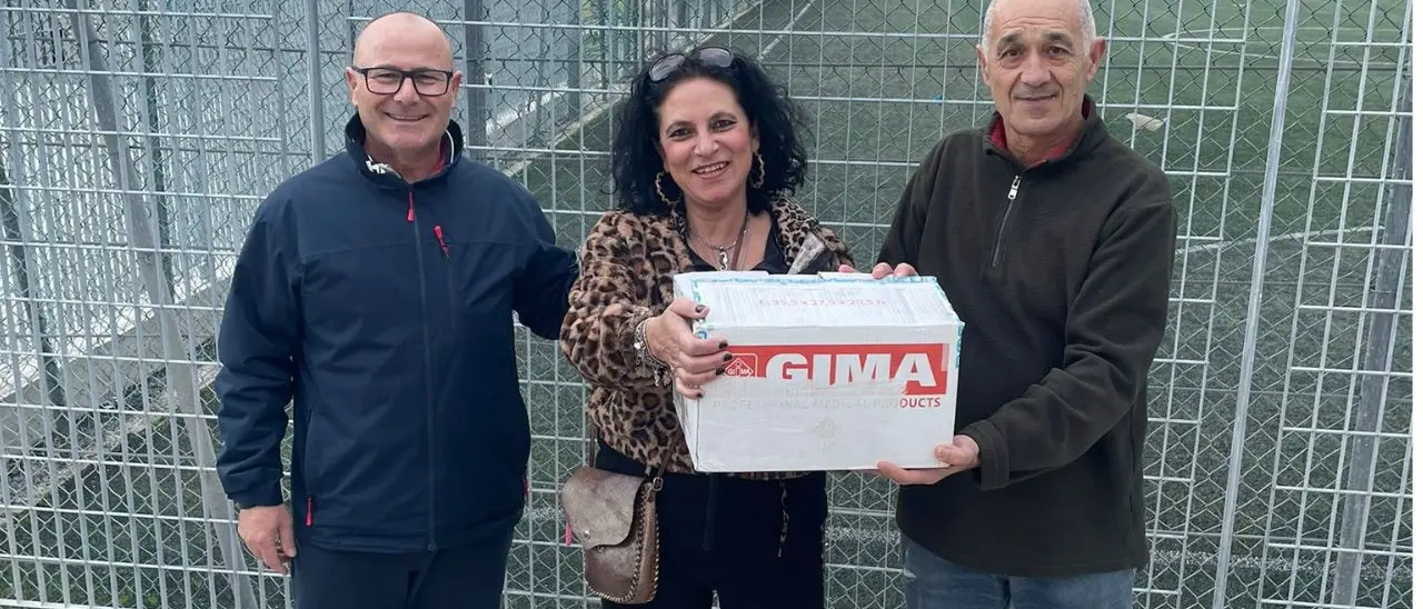 Memorial Gabriele e Matteo, donato un defibrillatore al campo di Bivona: «Nel loro nome uno strumento in più per salvare vite»\n