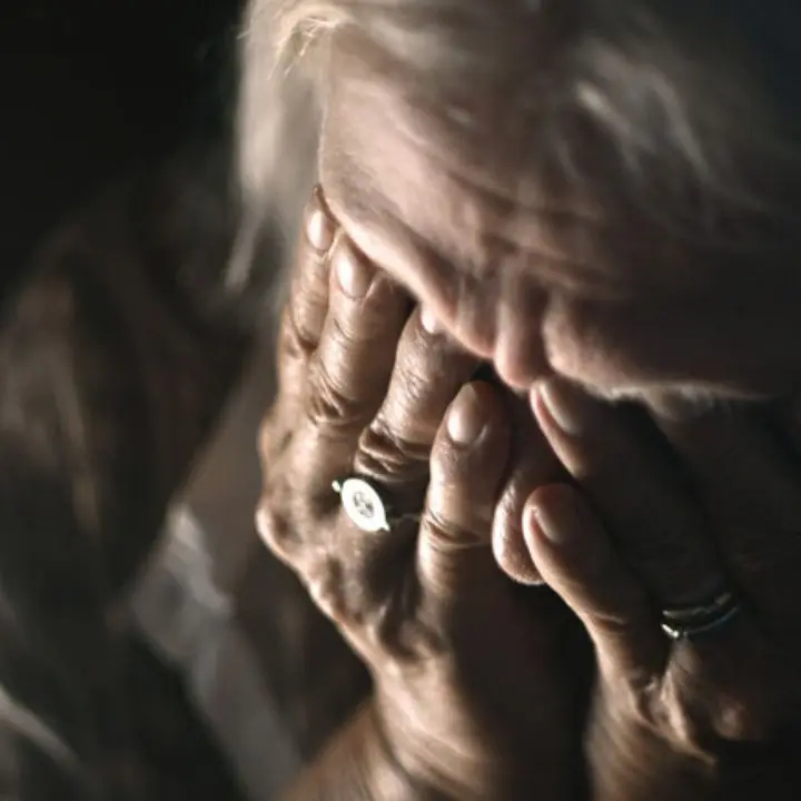 Il Natale invisibile della Calabria: la solitudine degli anziani nei paesi svuotati dall’emigrazione\n