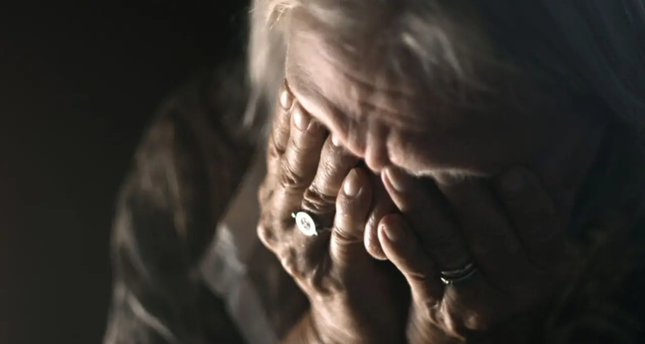 Il Natale invisibile della Calabria: la solitudine degli anziani nei paesi svuotati dall’emigrazione\n