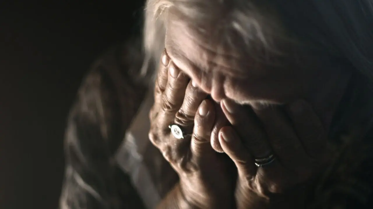 Il Natale invisibile della Calabria: la solitudine degli anziani nei paesi svuotati dall’emigrazione\n