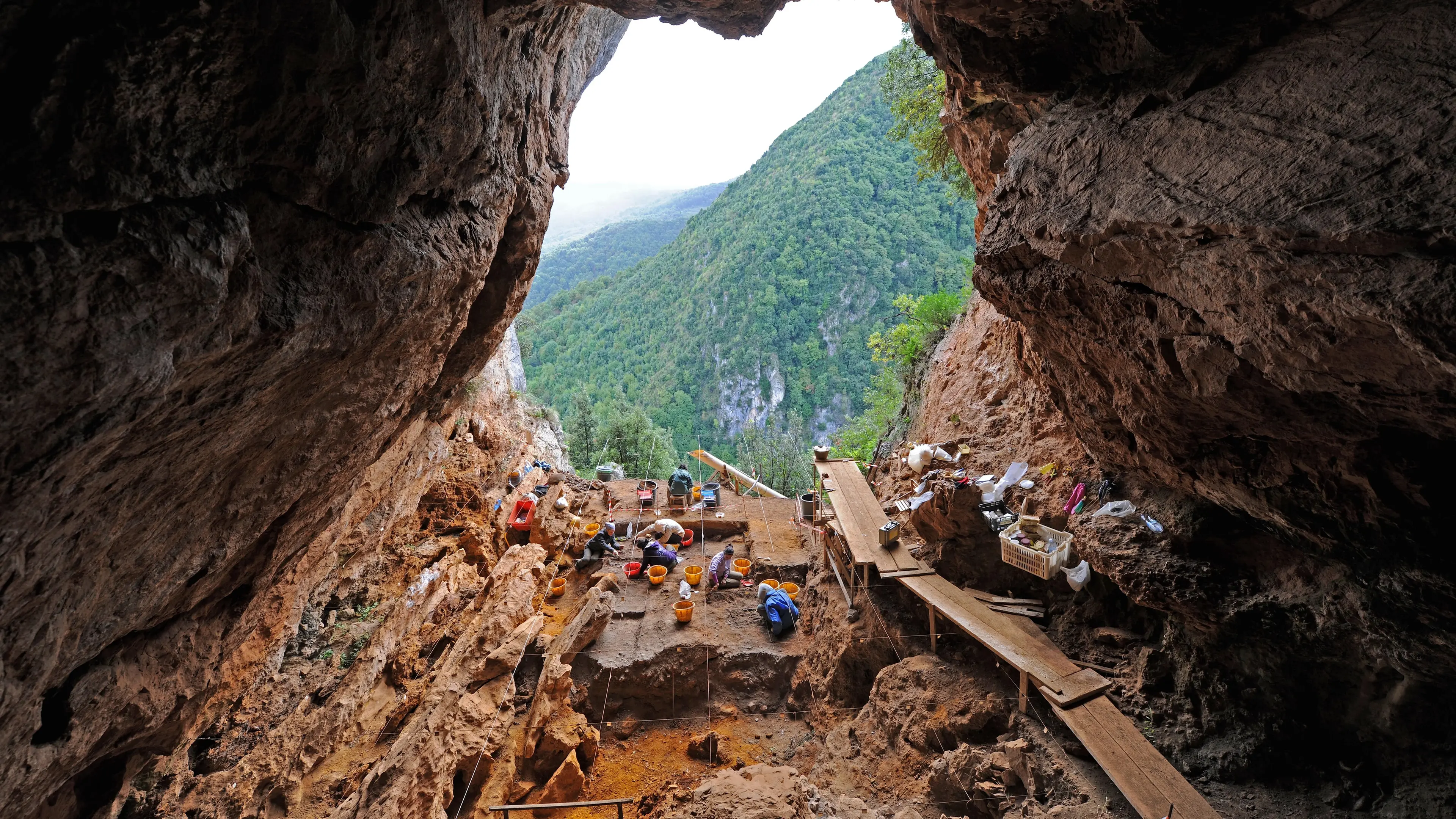 <p>Una campagna di scavi nella Grotta della Monaca</p>\\n