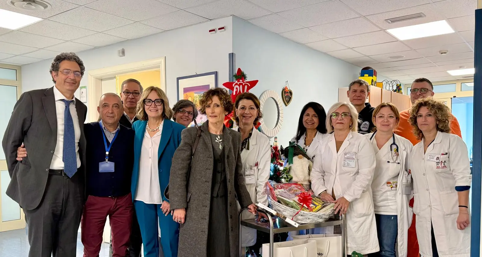 «Un libro sotto l’albero», il Prefetto Vaccaro in visita all’Oncoematologia pediatrica del GOM\n