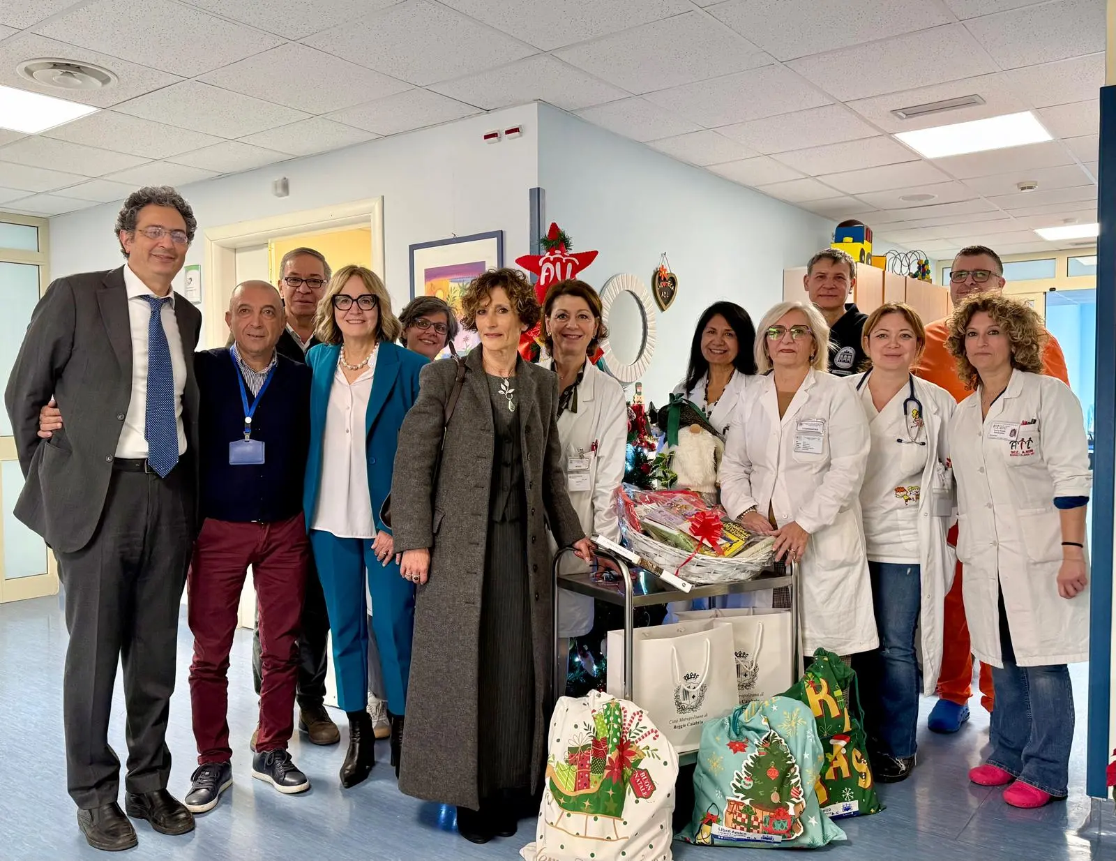 «Un libro sotto l’albero», il Prefetto Vaccaro in visita all’Oncoematologia pediatrica del GOM\n