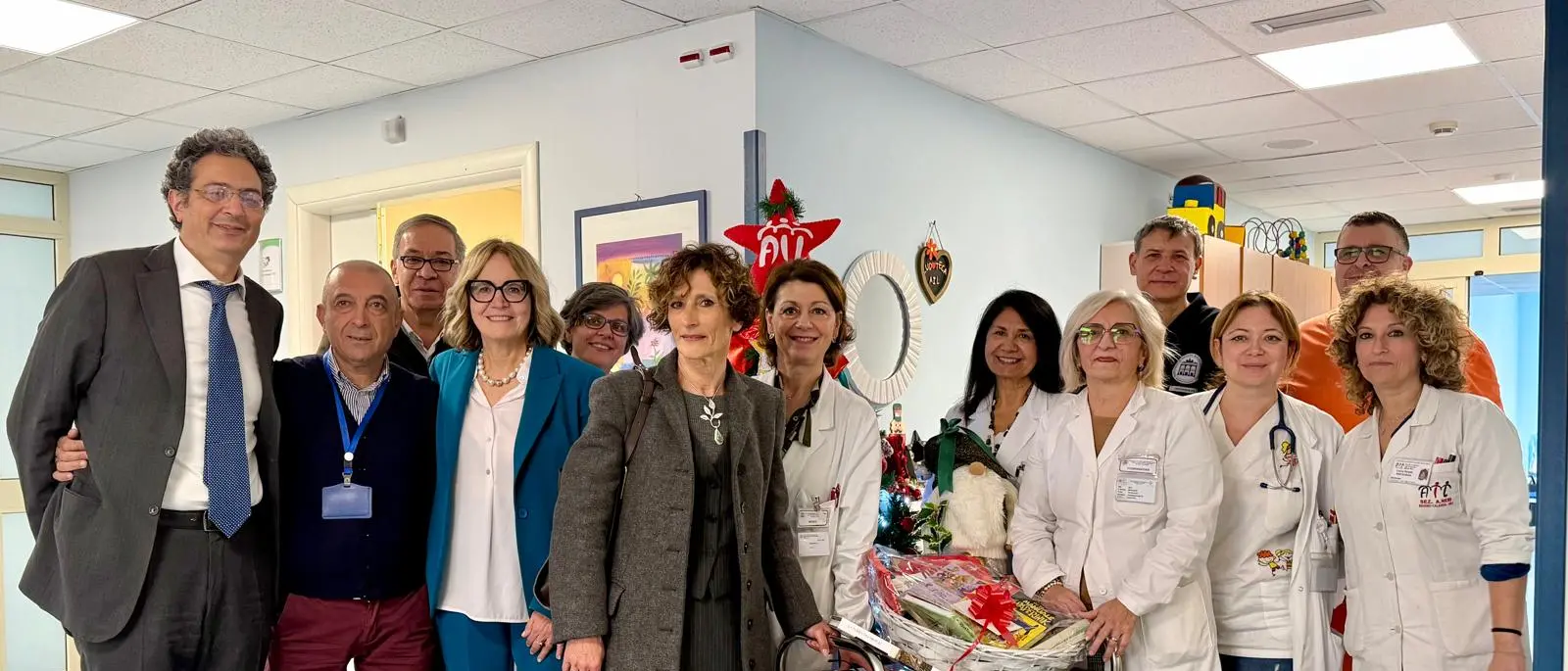 «Un libro sotto l’albero», il Prefetto Vaccaro in visita all’Oncoematologia pediatrica del GOM\n