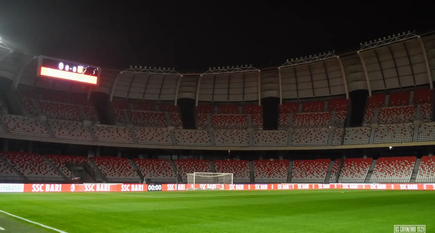 Il Catanzaro sfida il Bari al San Nicola, le formazioni ufficiali: tutti gli aggiornamenti –\u00A0LIVE\n