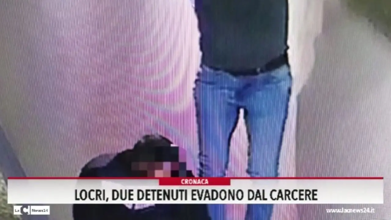 Locri, due detenuti evadono dal carcere