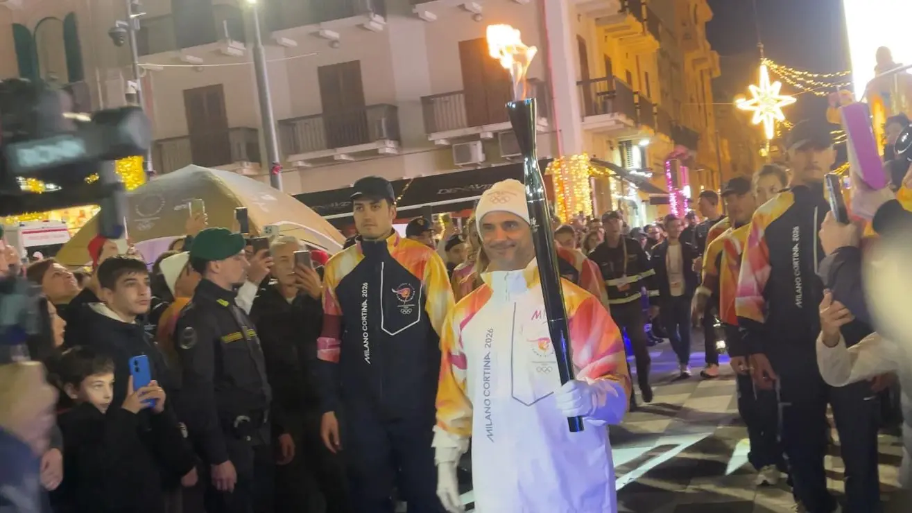 Reggio Calabria abbraccia la Fiamma olimpica: la città si accende verso Milano Cortina 2026\n