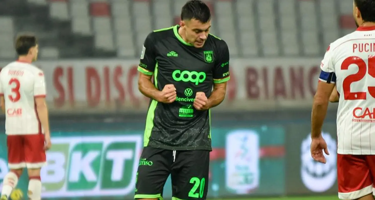 Il Catanzaro mette alle corde\u00A0il Bari nel primo tempo, Pontisso segna\u00A0il gol del\u00A0vantaggio: 0-1. Tutti gli aggiornamenti –\u00A0LIVE\n