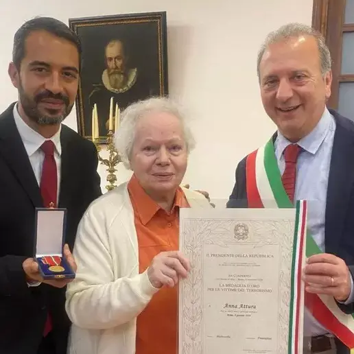 Ferita dai neofascisti\u00A0Nar nel 1979:\u00A0Castrovillari celebra Anna Attura\u00A0con la Medaglia d’Oro come\u00A0vittima del terrorismo\n