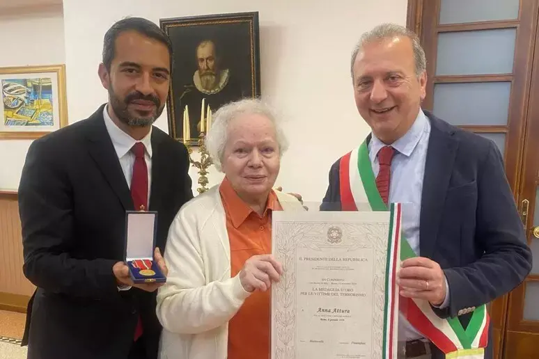 Ferita dai neofascisti\u00A0Nar nel 1979:\u00A0Castrovillari celebra Anna Attura\u00A0con la Medaglia d’Oro come\u00A0vittima del terrorismo\n