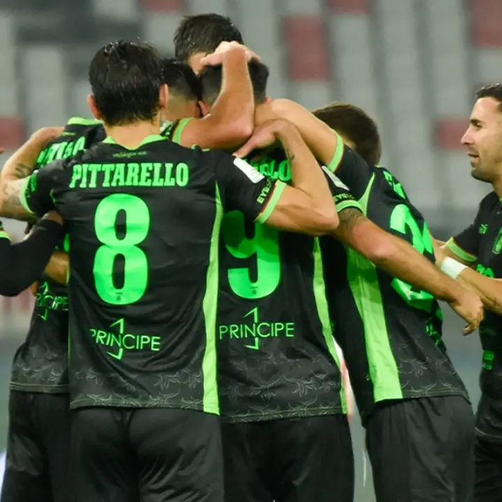 Il Catanzaro stende anche\u00A0il Bari e mette in fila la quarta vittoria consecutiva: 1-2. Brivido finale con il rigore di Bellomo\n