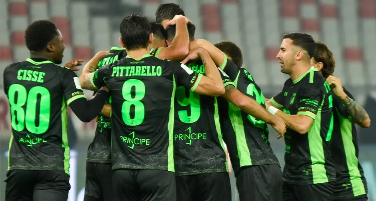 Il Catanzaro stende anche\u00A0il Bari e mette in fila la quarta vittoria consecutiva: 1-2. Brivido finale con il rigore di Bellomo\n