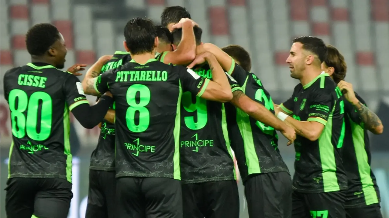 Il Catanzaro stende anche\u00A0il Bari e mette in fila la quarta vittoria consecutiva: 1-2. Brivido finale con il rigore di Bellomo\n