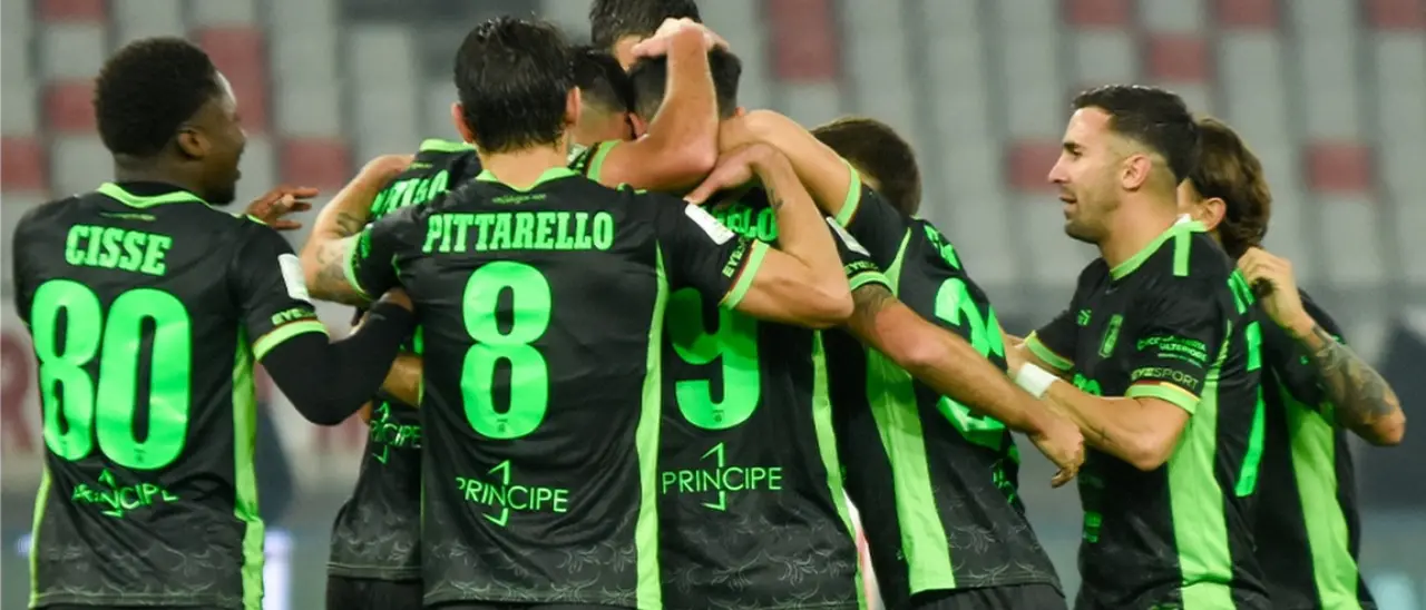 Il Catanzaro stende anche\u00A0il Bari e mette in fila la quarta vittoria consecutiva: 1-2. Brivido finale con il rigore di Bellomo\n