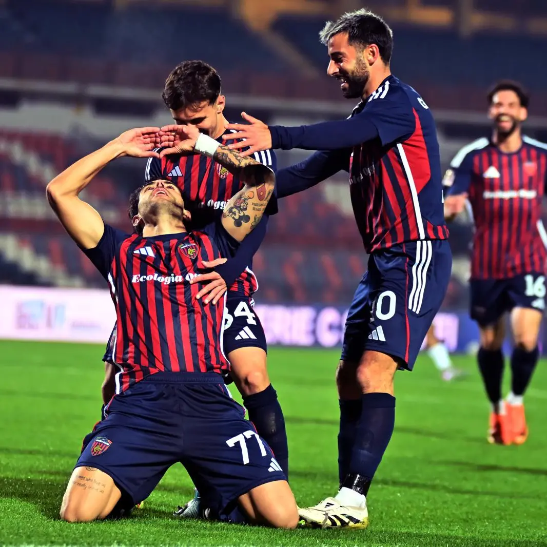 Il Cosenza batte la Cavese, vittoria sofferta con dedica a Mazzocchi: finale: 2-1