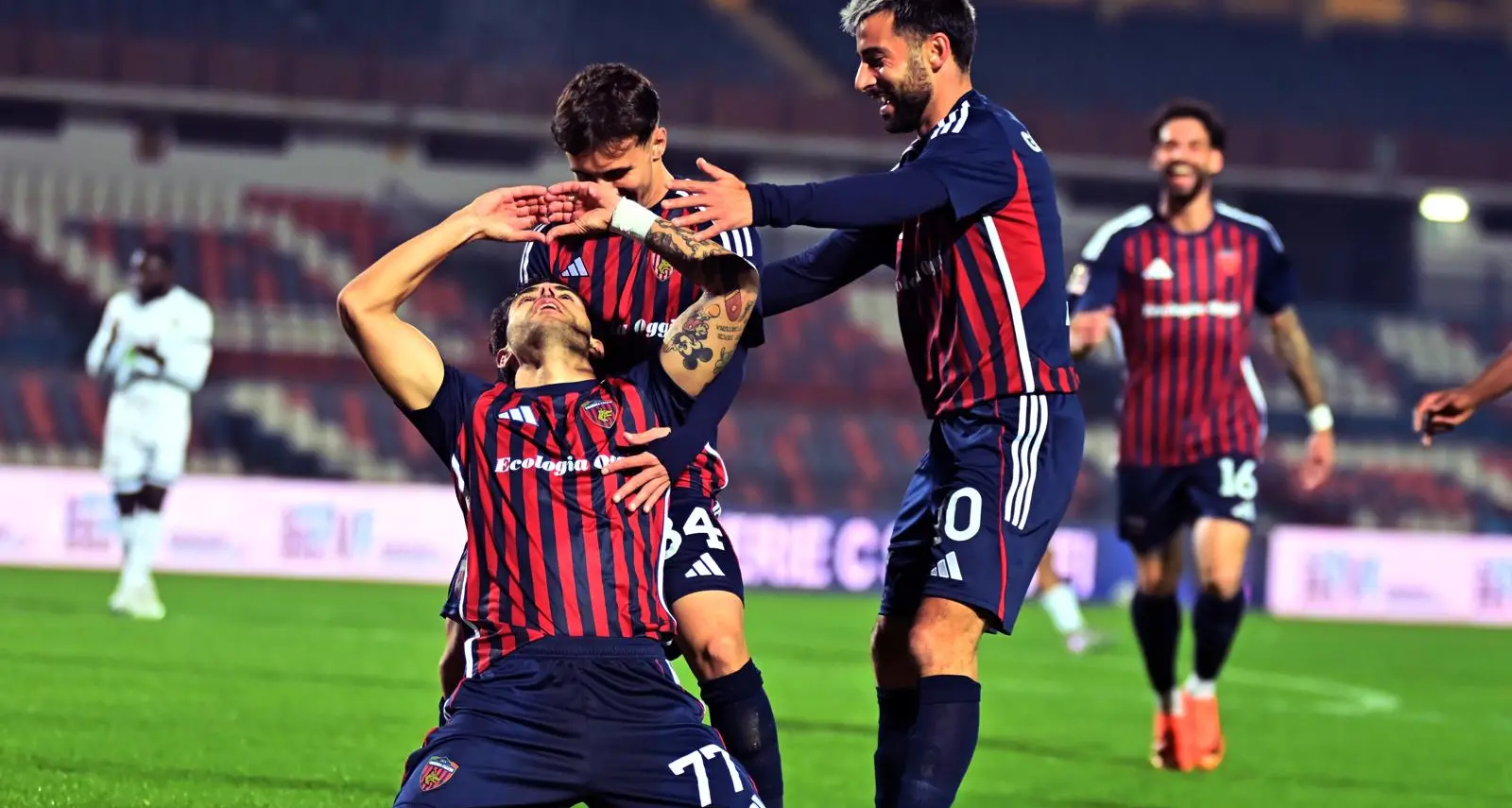 Il Cosenza batte la Cavese, vittoria sofferta contro con dedica a Mazzocchi: finale: 2-1