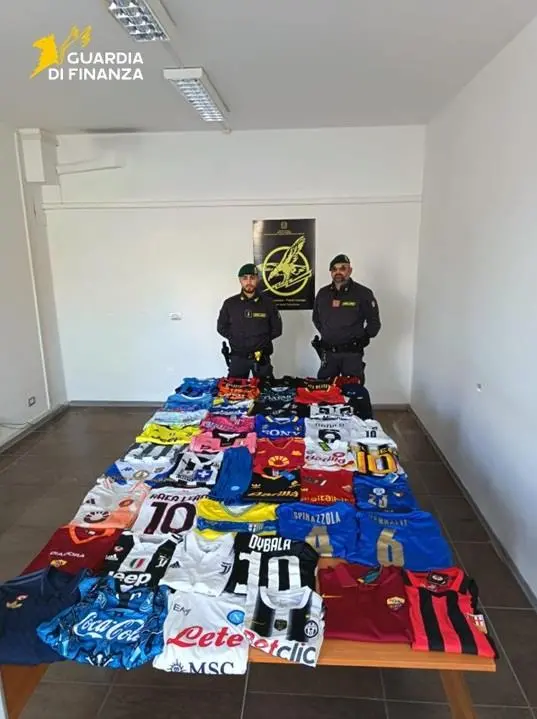 Vendeva online maglie false di squadre italiane: in arresto truffatore catanzarese