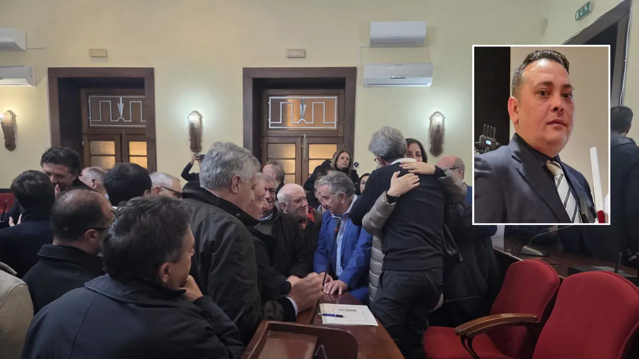 <p>Nella foto grande, l'annuncio di Mangialavori nella sala consiliare di Vibo. Nel riquadro, Antonino Schinella</p>\\n