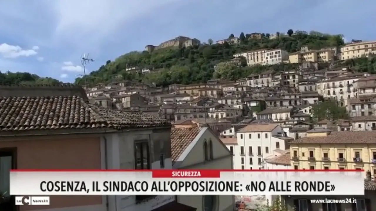 Cosenza, il sindaco all'opposizione: «No alle ronde»