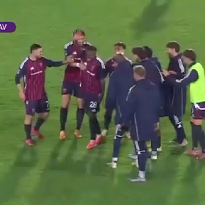 Kouan, esultanza folle fingendo un infortunio per il gol vittoria del Cosenza